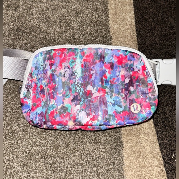 Lululemon Everwhere Belt Bag - long strap - Picture 1 of 7